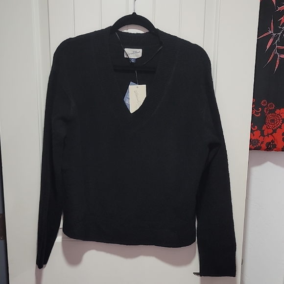 Universal Thread Sweaters - Universal Thread Black V-Neck Sweater